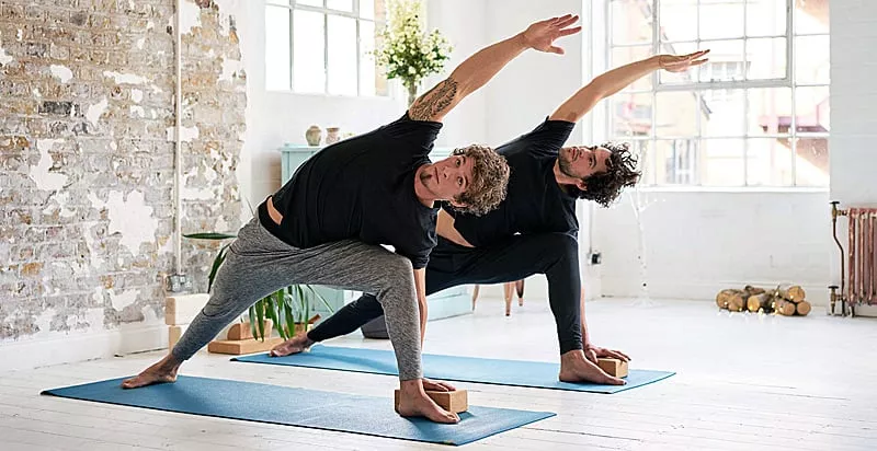 Starije osobe koje vežbaju jogu